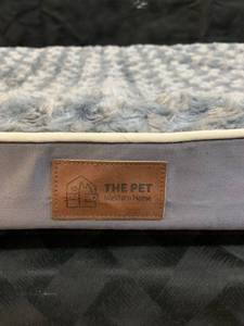 lot 35556 image: The Pet - Western Home - Memory Foam Pet Bed - Gray