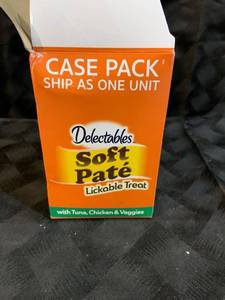 lot 35630 image: Hartz Soft Pate Lickable Treat for Cats Tuna and Chicken