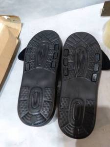 lot 35747 image: BYRIVER ACUPUNCTURE ROTATING MASSAGE SLIPPERS, SIZE LRG