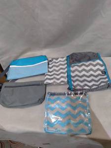 lot 35763 image: 5 CARRY BAGS