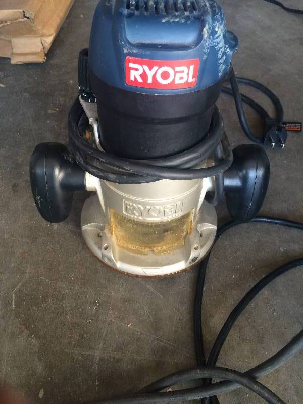 lot 1100 image: RYOBI ROUTER