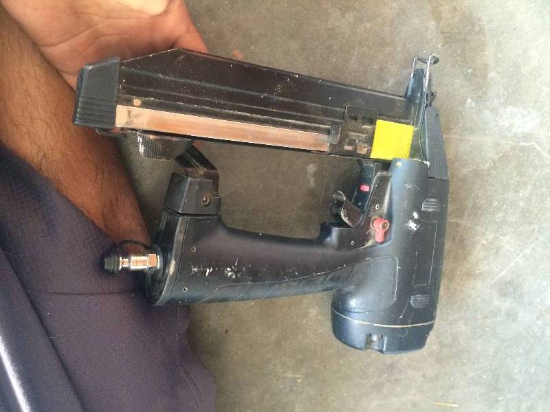 lot 132 image: CRAFTSMAN FINISH NAILER