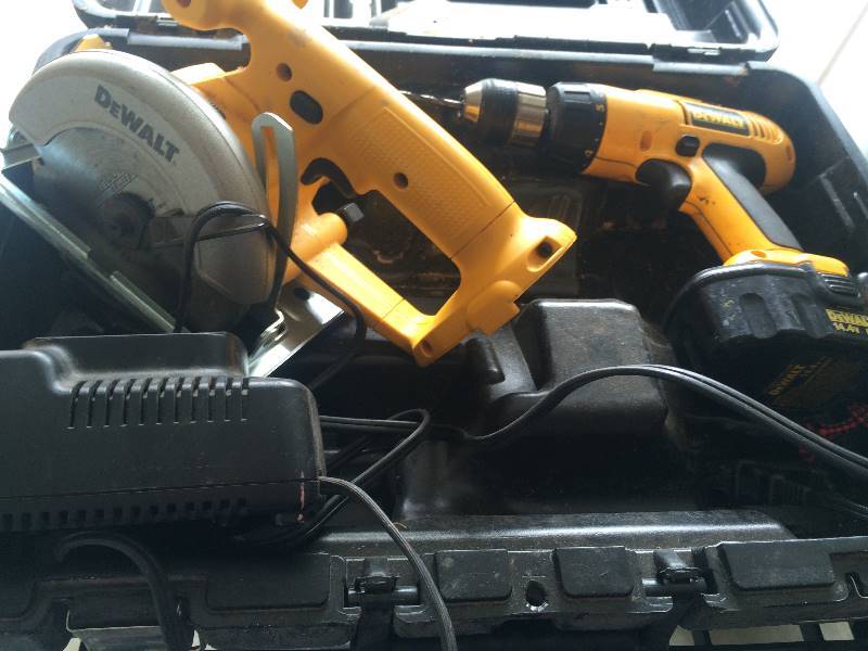 lot 64 image: DEWALT COMBO TOOL SET