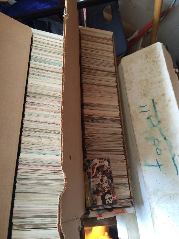 lot 67 image: LARGE LOT OF BASEBALL,FOOTBALL AND BASKETBALL CARDS