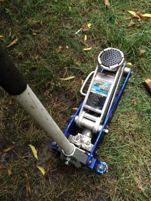 lot 2011 image: 1.5 ton floor jack