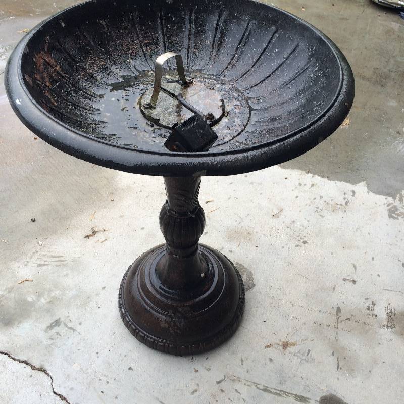 lot 2014 image: Outdoor bird bath