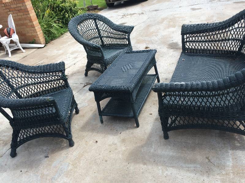 lot 2017 image: Outdoor patio set
