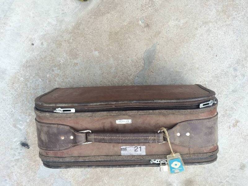 lot 21 image: VINTAGE SAMSONITE SUITCASE