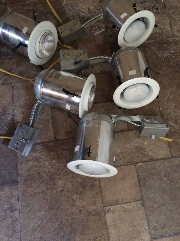 lot 2042 image: Set of 5 can lights all work