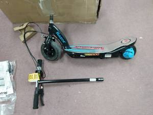 lot 6986 image: Razor Power Core E100 Electric Scooter