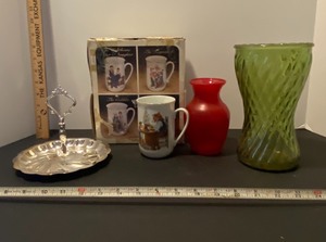 lot 122 image: Candy dish-Norman Rockwell coffee cups,4 in package 1 extra-green vase