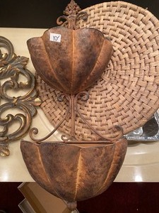 lot 160 image: Mirrorwall planter