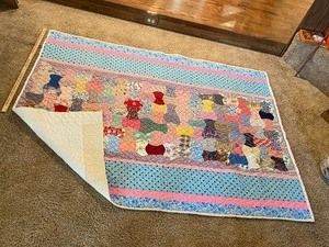lot 173 image: 56x78 blue trimmed quilt