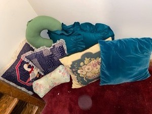 lot 177 image: Throw pillows 1