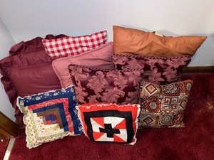 lot 178 image: Throw pillows 2