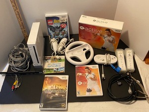 lot 189 image: Wii system and components