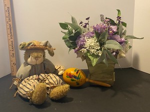 lot 188 image: Miscellaneous decor, bunny, flower pot