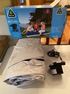lot 190 image: Queen size air mattress w pump