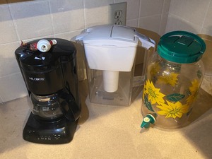 lot 214 image: Kitchen lot 2-coffee maker, filter, sun tea jar