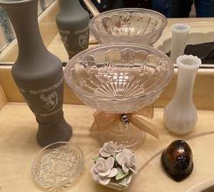 lot 260 image: Miscellaneous decor, glassware, vases