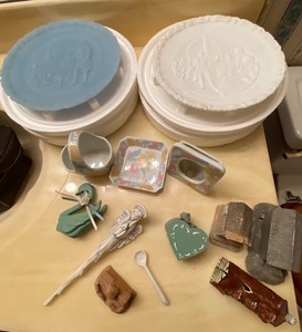 lot 259 image: Collector plates, miscellaneous decor, see pics for damage