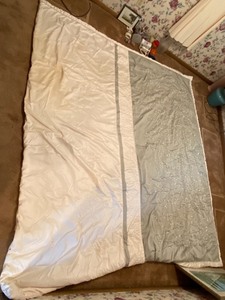 lot 265 image: King size comforter w pillows and shams