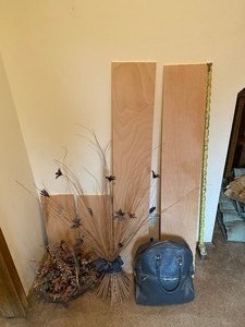 lot 267 image: Decor, nice pieces of wood, bowling bag