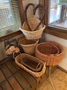 lot 268 image: Wicker baskets, heart shaped wreath