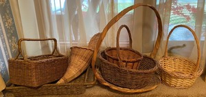 lot 291 image: Wicker baskets, cornucopia, condiment holder