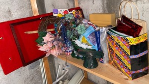 lot 292 image: Miscellaneous lot, gift bags, holiday decor