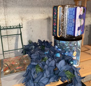 lot 294 image: Wall rack and miscellaneous decor, blue garland