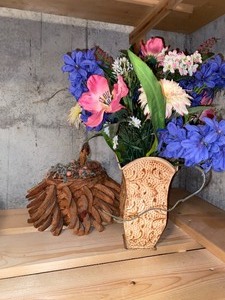 lot 296 image: Miscellaneous decor 2