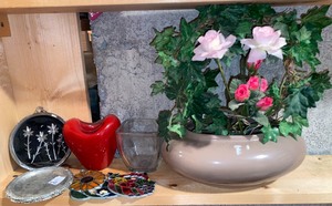 lot 305 image: Miscellaneous decor 3