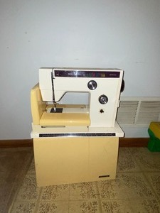 lot 317 image: Riccar 9600 sewing machine