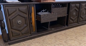 lot 323 image: Vintage stereo console system-does not work