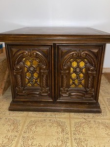 lot 326 image: Vintage end table