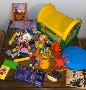lot 325 image: Vintage kids toys, Sesame Street stepstool, chess pieces