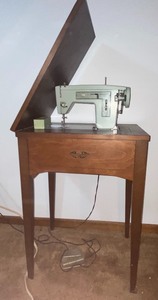 lot 344 image: Vintage Sears Kinmore sewing machine-powers on