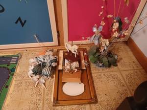 lot 321 image: Miscellaneous decor, picture frames