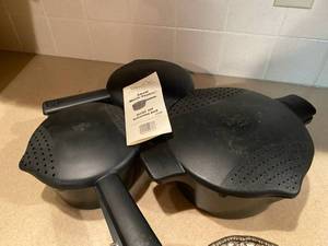 lot 351 image: Pampered Chef Micro Cookers