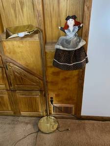 lot 352 image: Tall brass lamp fixture, shelf doll