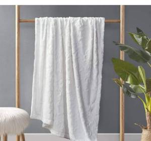 lot 17238 image: Madison Park Zuri Soft Plush Luxury Oversized Faux Fur Throw, Modern Cold Weather Blanket for Bed, Sofa Couch, White