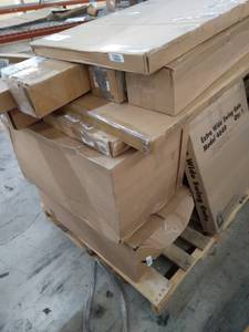 lot 4719 image: Miscellaneous Pallet cordless blinds, baby gate, Miscellaneous boxes(SOLD AS IS)