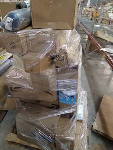 lot 4721 image: Miscellaneous Pallet rugs, storage cube, Miscellaneous boxes(SOLD AS IS)