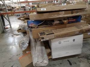 lot 4725 image: Miscellaneous Pallet pet ramp, Box spring, rugs, Miscellaneous (SOLD AS IS)
