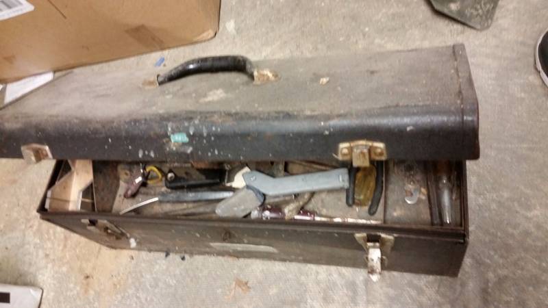 lot 4032 image: Toolbox with assorted tools