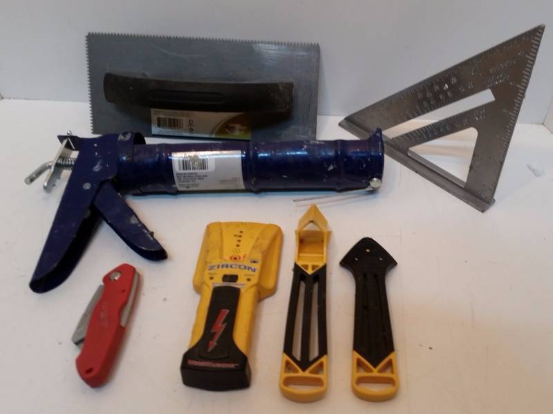 lot 1043 image: Assortment of Tools