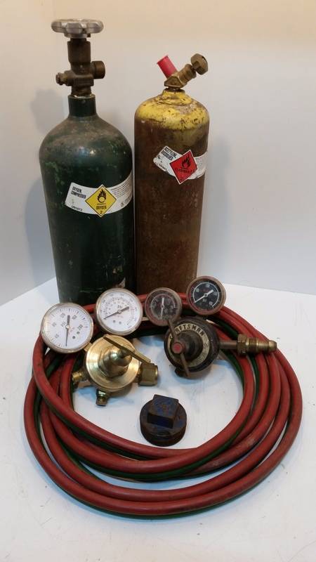 lot 1062 image: Tanks, hose, and gauges