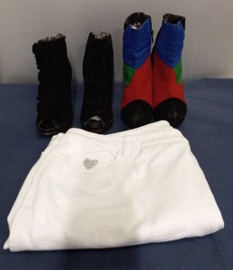 lot 200 image: Womens Boots, Jeans Size 20W
