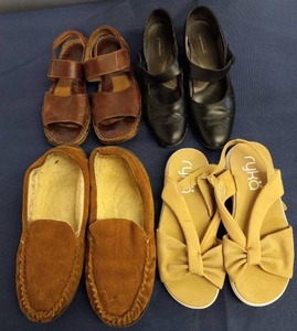 lot 207 image: Womans Moccasins Size 8w, Womens Sandals Size 8 w Womens Dress Shoes Size 8w